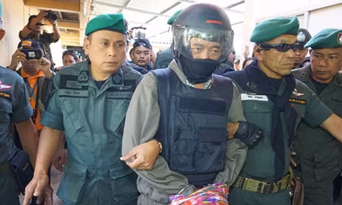 Ronnachai Awattanakulthep bị cảnh sát dẫn độ. Ảnh: The Nation.