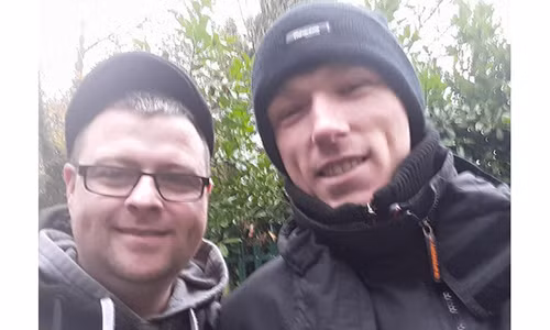 Roy phát hiện người vô gia cư bên đường hóa ra lại chính là em ruột của anh (Ảnh: Internet)