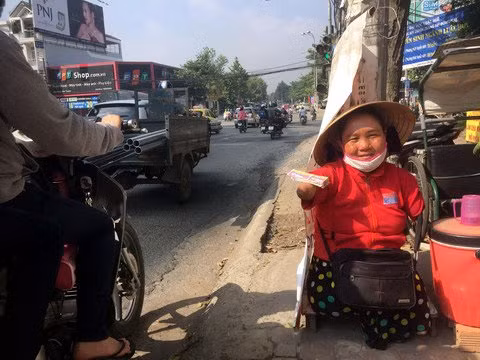 Nguoi phu nu khong chan tay 3 lan bi ke xau lay sach tien