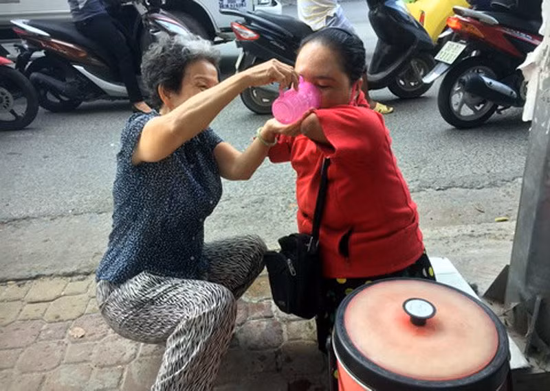 Nguoi phu nu khong chan tay 3 lan bi ke xau lay sach tien-Hinh-3