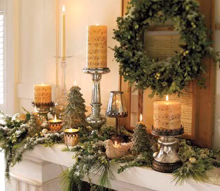 Vòng nguyệt quế thường được treo trên tường hoặc trước cửa để báo hiệu ngày Noel sắp tới.