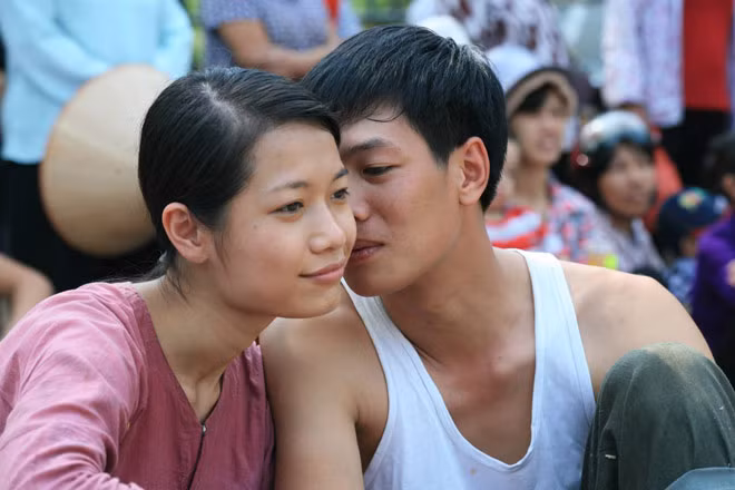 Trà My cùng diễn viên Sinh Đan (vai Nghĩa) trong Thương nhớ ở ai.