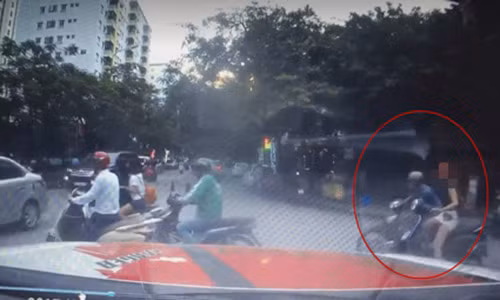 Phan no co gai bi nam thanh nien tho tay sam so giua duong