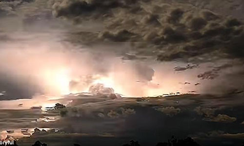 Trận bão kéo theo sấm chớp như ngày tận thế.