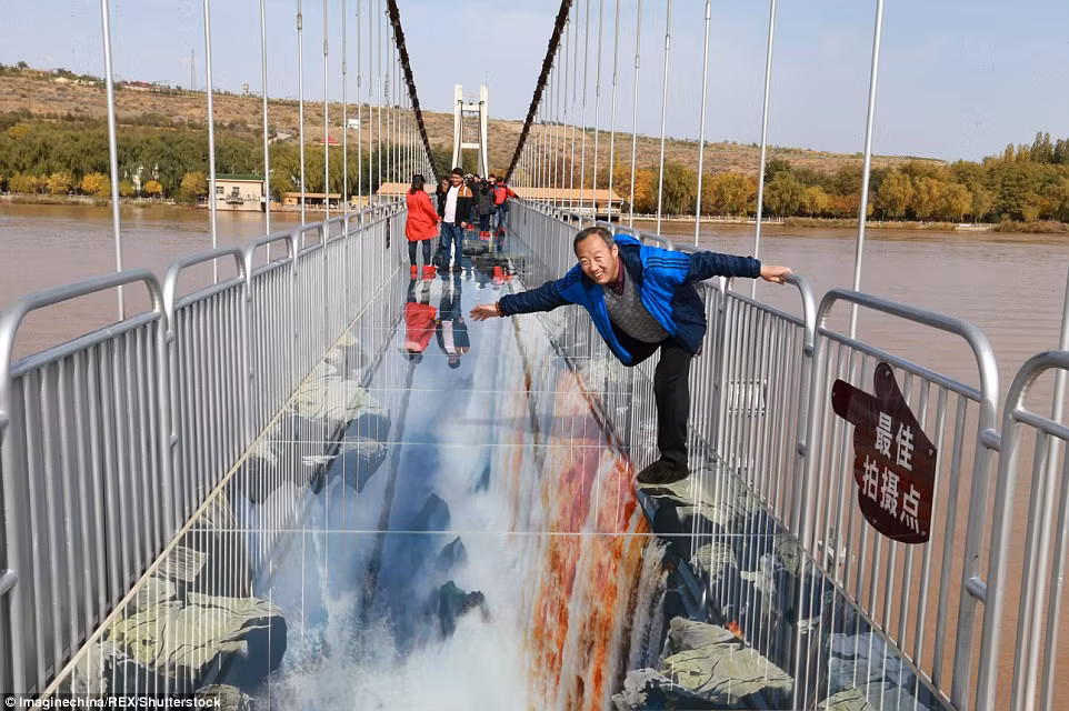 Mặt kính được trang trí bởi các tranh vẽ 3D, tạo ảo giác khó tin trên sàn.