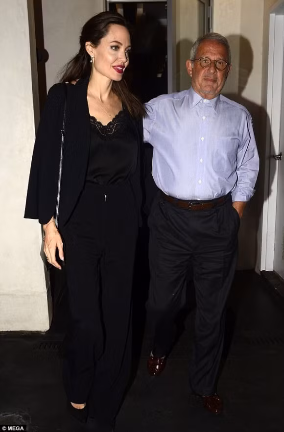 Theo đó, khi 2 người rời khỏi nhà hàng người đàn ông lạ mặt này lại tình tứ đăt tay lên vai của Angelina. Được biết, người đi cùng với nữ diễn viên Angelina Jolie là ông Ronald Meyer – phó Chủ tịch NBC Universal. Có lẽ buổi đi ăn tối giữa Angelina và ông Ronald chỉ mang tính chất xã giao thông thường.