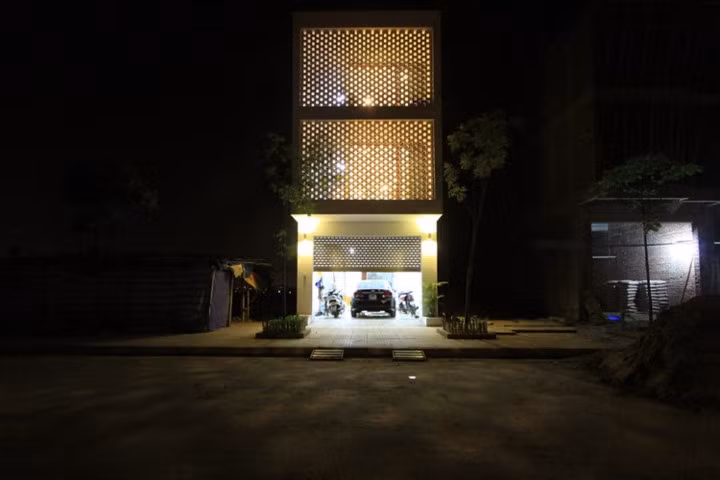 Ngôi nhà sáng long lanh vào ban đêm.