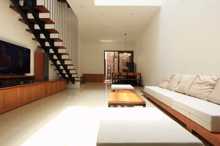 Phòng khách rộng rãi với kiến trúc nội thất tối giản.