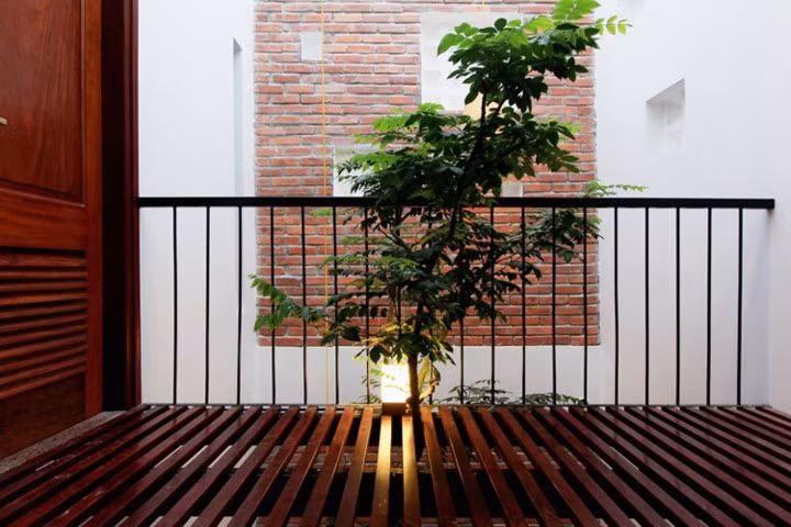  Không gian sống mát mẻ nhưng đầy ấm cúng được tạo ra cả ở khu vực hành lang.