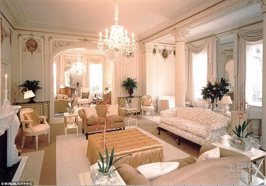 Các gian phòng trong căn biệt thự đều được thiết kế theo phong cách hoàng gia với không gian ấm cúng, đồ nội thất được chạm trổ hết sức tinh xảo. Đèn chùm, rèm cửa, lò sưởi… đều mang hơi hướng quý tộc, cổ điển. Gam màu chủ đạo của căn nhà là những màu pastel nhẹ nhàng như xanh ngọc, hồng, trắng. Mỗi gian phòng đều có ít nhất một đến hai khung cửa sổ lớn với hai lớp rèm cửa, đảm bảo nguồn sáng tự nhiên luôn được tận dụng tối đa.