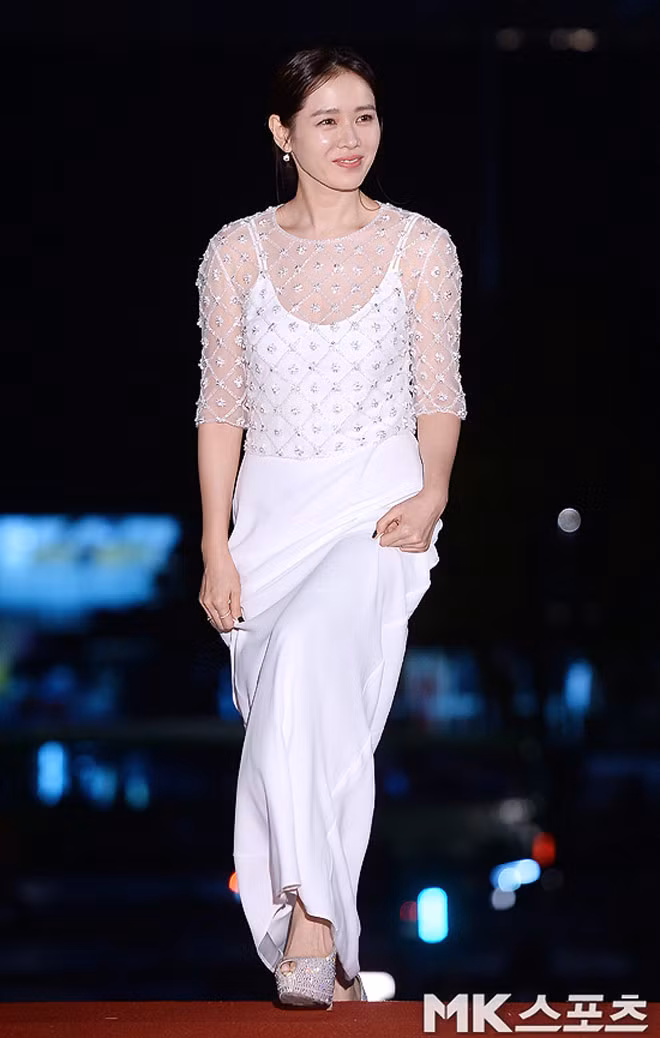 Ngọc nữ không tuổi Son Ye Jin đẹp dịu dàng trên thảm đỏ.