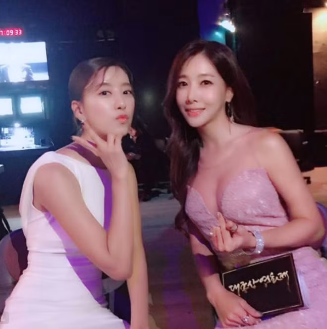 Trong hậu trường, Kim Hye Jin (phải) khoe ảnh gợi cảm.