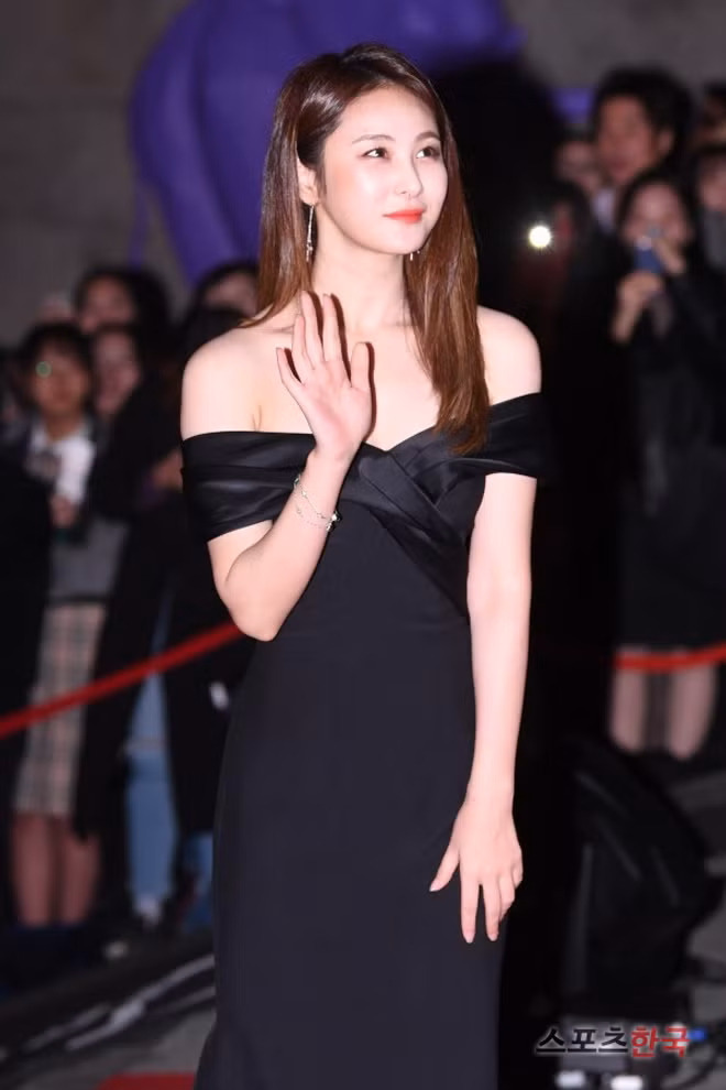 Son Eun Seo cũng gợi cảm không kém với chiếc đầm khoe vai trần trắng nõn.