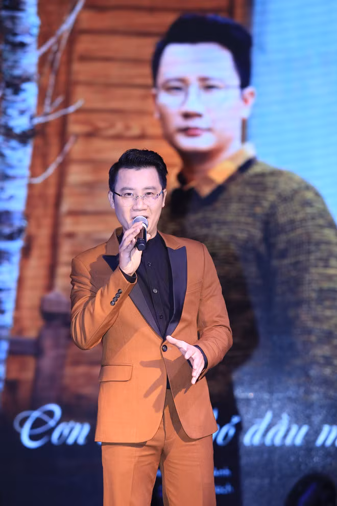 Nam ca sĩ Hoàng Bách trong buổi ra mắt sản phẩm sau 2 năm mai mê cho các dự án quảng cáo và game show.