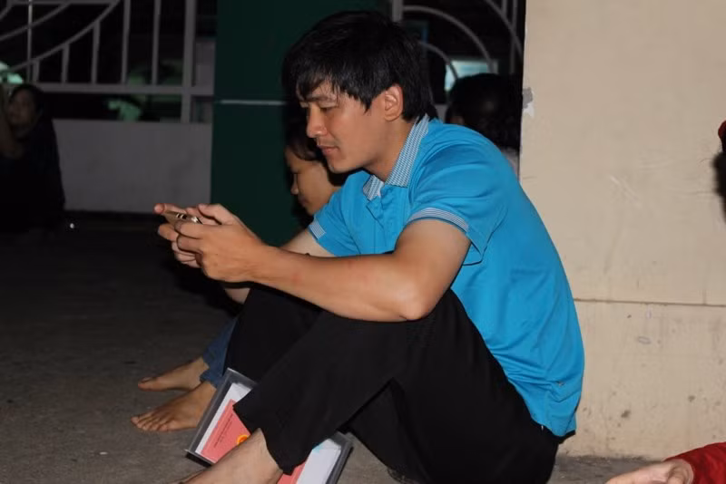 Là một trong những người có mặt sớm nhất, anh Bùi Chí Linh (Gò Vấp, TP.HCM) cho biết: "Nghe người ta nói là chỉ nhận được 60 người thôi, mình đi trễ thì không còn tới phiên mình nên mình đi thôi chứ không biết sao nữa. Đại khái là đi giành chỗ. Tối ngủ sớm để điện thoại canh giờ, rồi nhờ mấy người hàng xóm gọi hộ. Ở xóm đây cũng có bốn, năm người có con cùng lứa đi cùng. Vào trường này gần nhà, có người đưa đón chứ ở xa thì không có người đưa, tại hai vợ chồng đi làm xa hết".