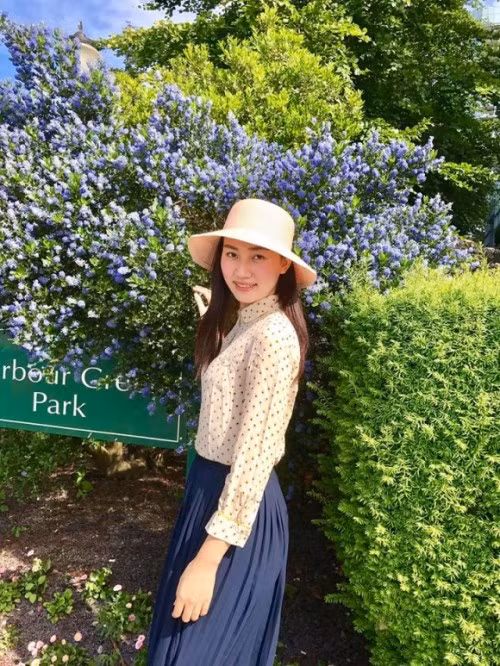 Người đẹp từng tâm sự cô không hối tiếc khi từ chối cơ hội thi Miss Universe 2016 để lên xe hoa. Trà My khen ông xã là người trưởng thành và tâm lý.