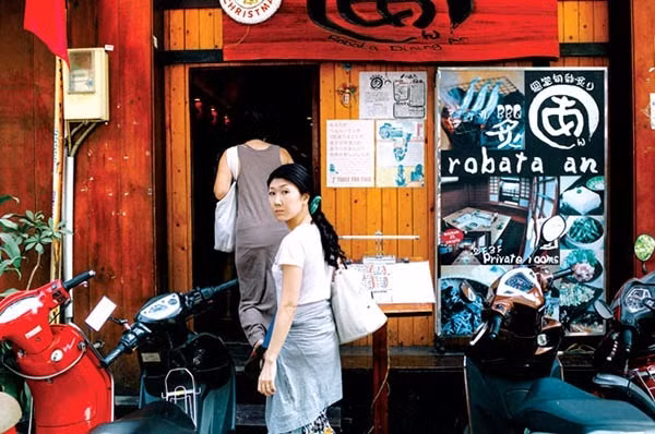Trải nghiệm không gian Nhật đậm chất với những hàng quán bên ngoài thì ồn ào, náo nhiệt nhưng bước chân vào bên trong lại tĩnh mịch và êm ái đến lạ..