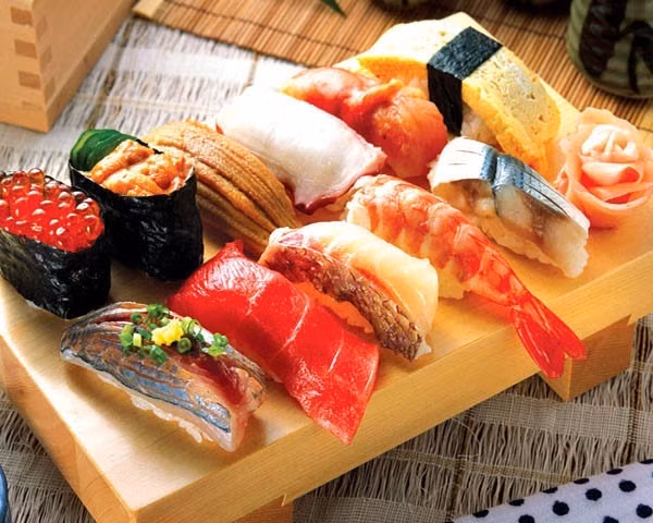 Đến phố Nhật Bản, bạn có thể "ních" chật bụng những món ăn Nhật tinh tế, cầu kỳ mà không kém phần đặc sắc. Từ những món ăn dân dã như mì Ramen, bánh xèo, bánh Takoyaki đến những món "xa xỉ" hơn như sashimi, sushi, cá hồi sốt...