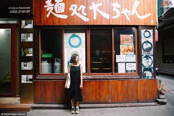 Phố Nhật ở Sài Gòn Khu Phố Nhật Lê Thánh Tôn từ lâu đã được mệnh danh là " 1 Nhật Bản thu nhỏ" giữa lòng Sài Gòn hoa lệ bởi những ngôi nhà, hàng quán mang hơi thở Phù Tang rõ nét.