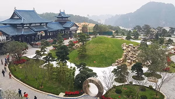 Vườn Nhật Bản ở Hạ Long Với khuôn viên rộng 7000m2, vườn Nhật Bản thuộc quần thể khu vui chơi tọa lạc tại núi Ba Đèo, TP Hạ Long (tỉnh Quảng Ninh) được ví như 1 mô hình thu nhỏ hoàn hảo của đất nước Nhật Bản xinh đẹp.