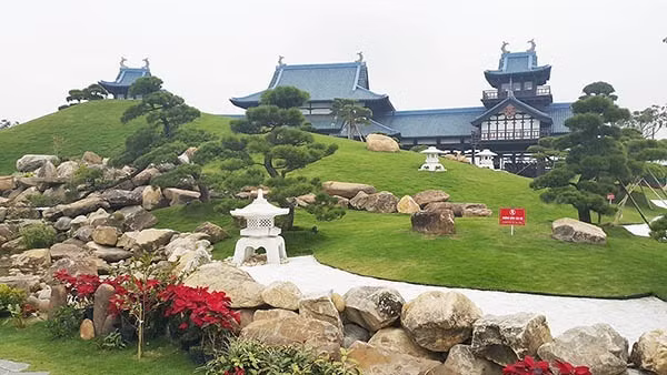 Bạn có thể thư thái dạo bộ với hệ thống đường được thiết kế thơ mộng, ngắm bản sao núi Phú Sĩ thu nhỏ... hay những gian nhà với kiến trúc đặc sắc .