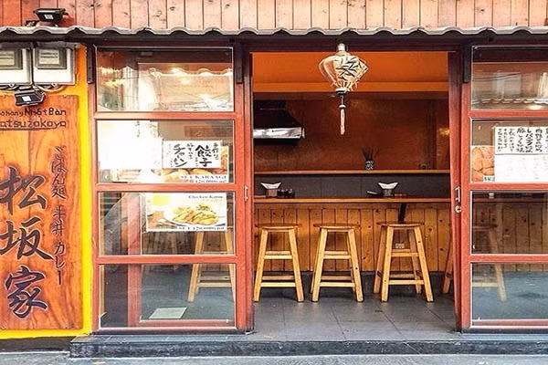 Ngắm nhìn những bảng hiệu mộc mạc từ gỗ, vải, đèn lồng, những chiếc cửa cuốn đặc trưng của đất nước hoa anh đào, tất cả hòa trộn lại tạo nên 1 khu phố rất riêng.