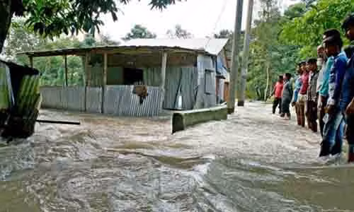 Mai selfie trong con lu, 2 thieu nien chet tuc tuoi