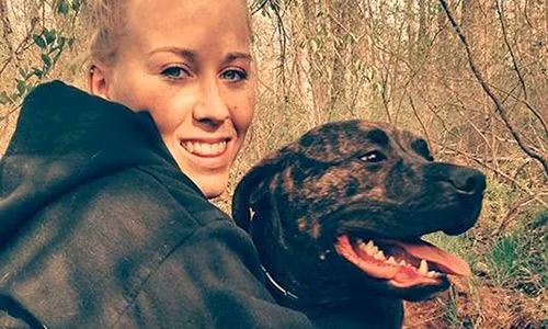 Hai con chó Pitbull ở Mỹ giết chủ nhân 22 tuổi và ăn thịt. Cảnh sát đã phát hiện thi thể của cô trong rừng sau khi cô dắt hai con chó Pitbull tên Tonka và Pac Man của mình đi dạo. Người ta nhìn thấy hai con chó Pitbull của cô đang “ăn khung sườn” của chủ nhân.