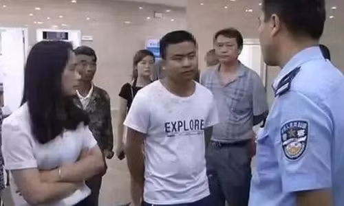 Chia tay doi qua, doi luon ca... quan lot giua duong