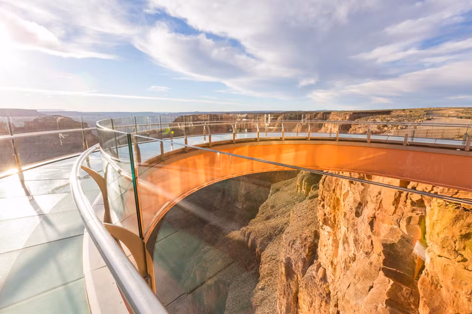 Grand Canyon Skywalk, Mỹ: Lối đi hình móng ngựa dài hơn 1,6 km này được xây dựng bên rìa hẻm núi Grand Canyon. Skywalk được xây dựng bằng 90 tấn thủy tinh nhập khẩu từ Đức, được thiết kế có khả năng chịu đựng được sự tác động dữ dội của sức gió 161 km/giờ và động đất cấp 8. Ảnh: Grandcanyonwest.
