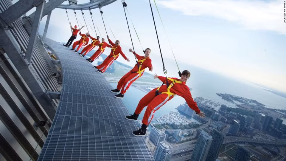 EdgeWalk CN Tower, Canada: Nằm ở tầng cao nhất của nhà hàng CN Tower cách mặt đất 356 m, EdgeWalk là đường đi bộ ngoài trời ở tòa nhà cao nhất Canada. Ngoài ra, ở độ cao 342 m so với mặt đất, CN Tower còn có sàn quan sát bằng kính. EdgeWalk giữ kỷ lục thế giới về đường đi bộ ngoài trời cao nhất thế giới gắn liền với tòa nhà. Ảnh: CNN.
