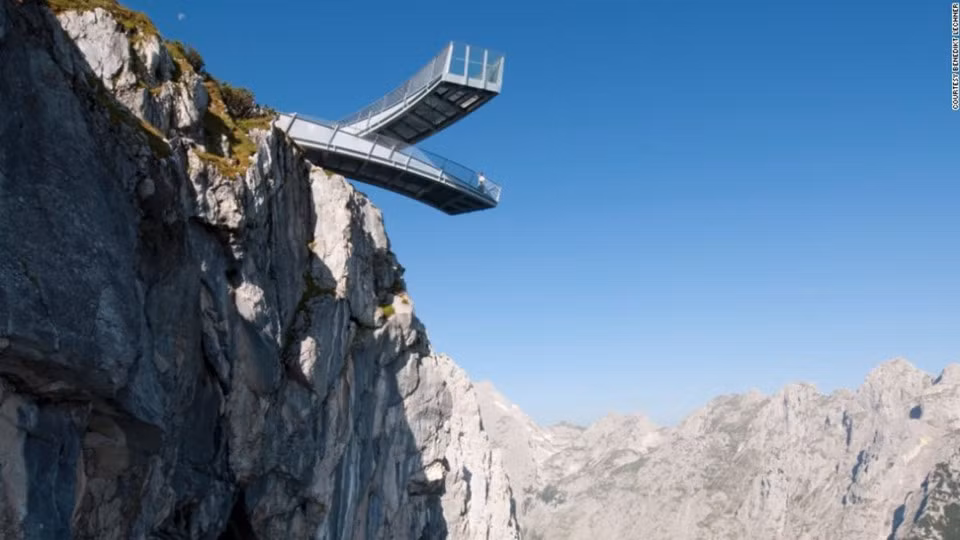 Đài quan sát AlpspiX, Đức: Đài quan sát AlpspiX xây dựng tại núi Alpspitze, Đức, ở độ cao 1.000 m bao gồm hai dầm thép dài 24 m. Cuối mỗi dầm thép được lắp đặt một tấm kính lớn để du khách quan sát toàn cảnh thung lũng bên dưới. Mỗi dầm thép rộng 3 m và sàn là hệ thống lưới, cho phép tuyết lọt qua mà không đọng lại trên sàn trong mùa đông. Ảnh: CNN.