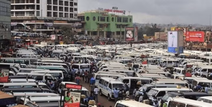 Kampala, Uganda: Chỉ những người giàu có ở Kampala mở sở hữu xe riêng, phần lớn người dân ở đây sử dụng phương tiện công cộng. Tuy nhiên, điều này có thể rất hỗn loạn khi tất cả các xe đang cố gắng để trả khách cùng một lúc.