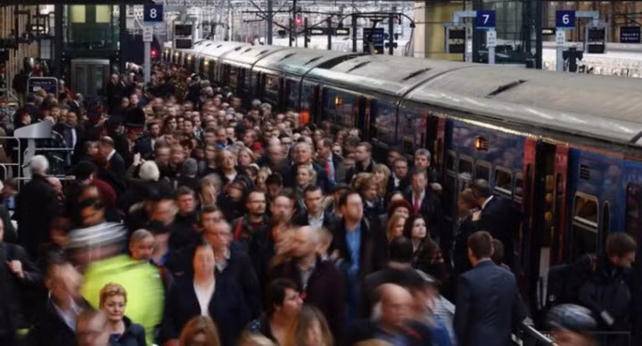 London, Anh: London là một thành phố lớn và nhộn nhịp tương tự như thành phố New York ở Mỹ. Mặc dù giờ cao điểm của London không phải là chuyện quá xa lạ nhưng vẫn cần phải di chuyển thật nhanh để có thể nên được nơi bạn muốn đúng giờ.