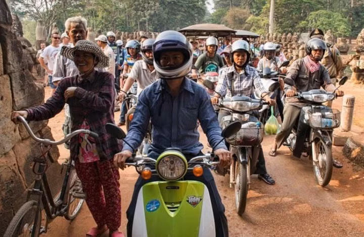 Siem Reap, Campuchia: Hầu hết người dân Campuchia đi bằng xe máy. Điểm tích cực của hình thức vận chuyển này là nhiều người tham gia giao thông cùng một lúc. Nhược điểm là tất cả các tuyến đường đều có thể rơi vào tình trạng tắc nghẽn.