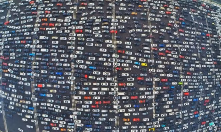 Bắc Kinh, Trung Quốc: Những hình ảnh được chụp từ trên cao cho thấy cảnh tắc đường khủng khiếp tại một đường cao tốc 50 làn dẫn tới thủ đô Bắc Kinh. Trung Quốc là nước đông dân nhất trên thế giới, khi một nửa dân số Trung Quốc đổ ra đường cùng lúc, tắc đường là điều chắc chắn sẽ xảy ra.