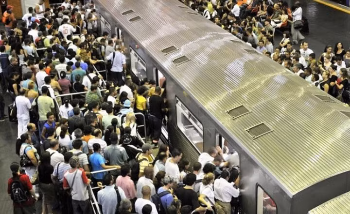 Sao Paulo, Brazil: Những người đi làm ở Sao Paulo có một chuyến đi khá đơn giản mỗi ngày. Mặc dù đã có những hàng rào để hướng dẫn lên tàu, nhưng nếu bạn không cẩn thận sẽ rất dễ bị đám đông xô đẩy.