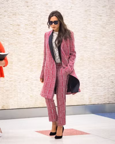 Dù diện cả "cây hồng" nhưng không vì thế mà gu thời trang của Vic trở nên kém đẹp. Cô vẫn khoe khéo được thân hình thon gọn và vẻ sang chảnh, quý phái.