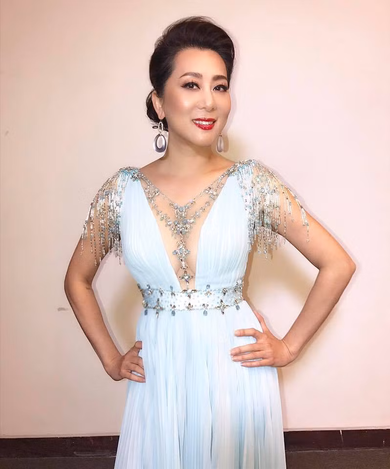 Nhiều người cho rằng, MC Nguyễn Cao Kỳ Duyên dù ở tuổi U60 vẫn sở hữu vẻ đẹp không tuổi khiến nhiều gái trẻ "phát hờn" nhờ có tình yêu đẹp với bạn trai kém tuổi.