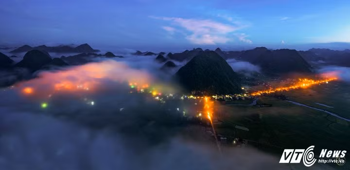 Khi hoàng hôn buông xuống, thung lũng lại mang vẻ đẹp kỳ ảo.