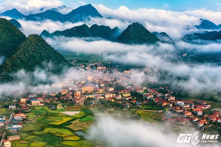 Thị trấn yên bình trong sương sớm.