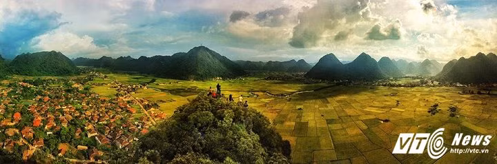 Để chụp được toàn cảnh thị trấn Bắc Sơn cùng các xã xung quanh, các nhiếp ảnh gia đều chọn đỉnh núi Nà Lay là nơi đứng để bấm máy. Ngọn núi này cao hơn 200m so với mặt đất, phải leo khoảng 1.200 bậc đá mới có thể lên tới đỉnh.