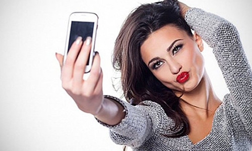 Bạn có thể sẽ phải đăng một bức ảnh selfie nếu muốn đăng nhập Facebook. Ảnh: Protothema.