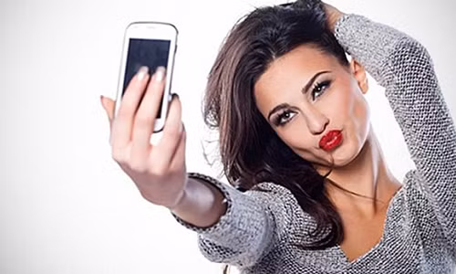 Bạn có thể sẽ phải đăng một bức ảnh selfie nếu muốn đăng nhập Facebook. Ảnh: Protothema. Bạn có thể sẽ phải đăng một bức ảnh selfie nếu muốn đăng nhập Facebook. Ảnh: Protothema.