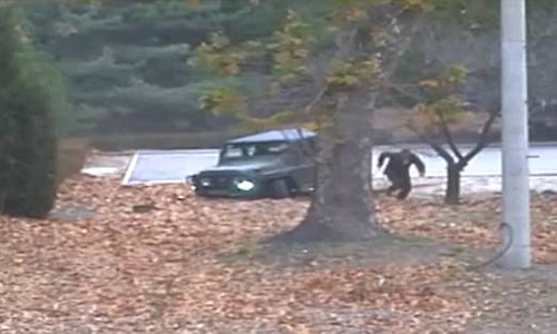 Một cảnh cắt từ đoạn phim bỏ trốn của binh sĩ Triều Tiên.