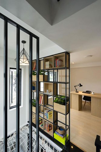 Về nội thất, không gian được thiết kế tối giản về kích thước lẫn màu sắc. Các vật liệu được sử dụng phổ biến, chi phí thấp nhưng vẫn đáp ứng nhu cầu sử dụng.