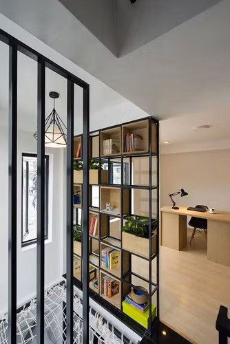 Về nội thất, không gian được thiết kế tối giản về kích thước lẫn màu sắc. Các vật liệu được sử dụng phổ biến, chi phí thấp nhưng vẫn đáp ứng nhu cầu sử dụng.