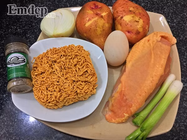 Nguyên liệu món ức gà trộn khoai tây chiên giòn gồm: - Khoai tây: 2 củ - Ức gà: 150 gr - Trứng gà: 1 quả - Hành tây: 1/2 củ - Mỳ tôm - Hành hoa - Hạt tiêu, hạt nêm, đường, dầu ăn