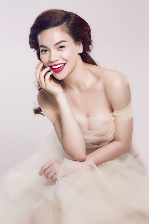 Từ một chân dài xuất thân làng mẫu cô đã có sự thành công mà không phải ai cũng làm được. Tuy nhiên để đạt được vị trí vững chắc, “Nữ hoàng giải trí” đã phải trải qua không ít khó khăn. Từ một cô gái đen nhẻm sở hữu nhan sắc bình thường cho đến vị giám khảo quyền lực hàng loạt các chương trình truyền hình đình đám.