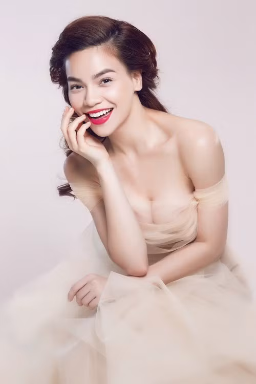 Từ một chân dài xuất thân làng mẫu cô đã có sự thành công mà không phải ai cũng làm được. Tuy nhiên để đạt được vị trí vững chắc, “Nữ hoàng giải trí” đã phải trải qua không ít khó khăn. Từ một cô gái đen nhẻm sở hữu nhan sắc bình thường cho đến vị giám khảo quyền lực hàng loạt các chương trình truyền hình đình đám.